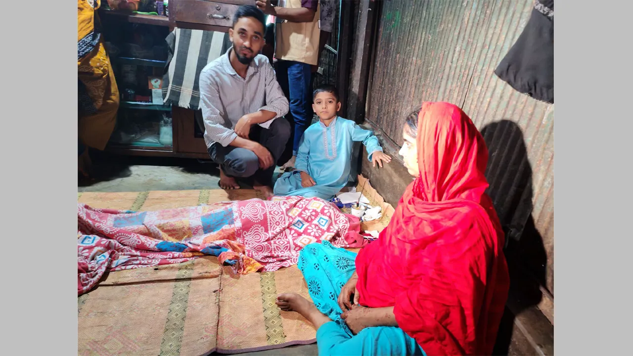কুমিল্লায় মায়ের হাত থেকে ছিটকে ড্রেনে পড়ে শিশুর মৃত্যু