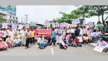 ভূমি সংক্রান্ত জটিলতা সমাধানের দাবিতে কুমিল্লায় মহাসড়ক অবরোধ