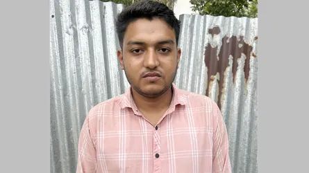 চিকিৎসা অবহেলায় গুলিবিদ্ধ পা হারাতে বসেছেন জুলাই যোদ্ধা আজিম