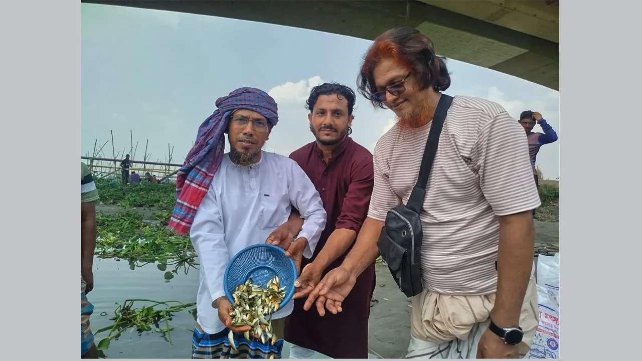গোমতী নদীতে ১০ হাজার মাছের পোনা অবমুক্ত করলেন বক্তা রফিক উল্লাহ আফসারী