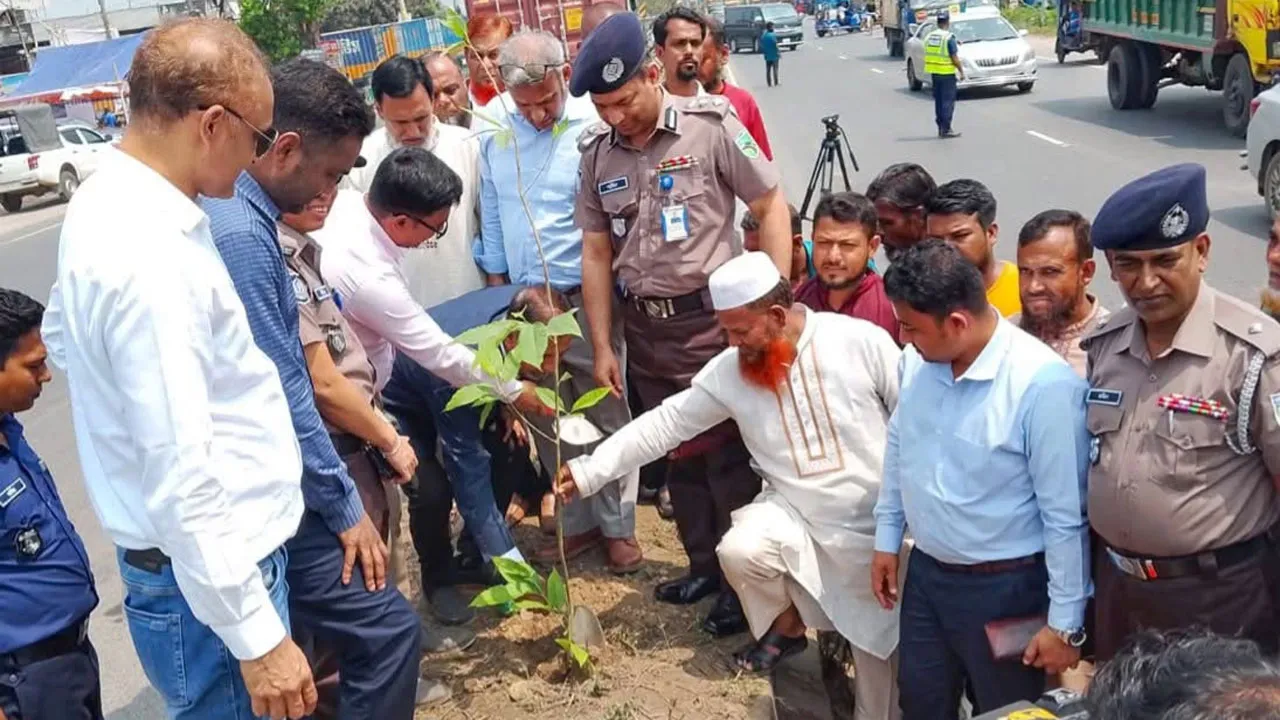 কুমিল্লায় জাতীয় বৃক্ষরোপণ কার্যক্রমের উদ্বোধন