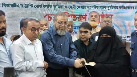 কুমিল্লায় সড়ক দুর্ঘটনায় ক্ষতিগ্রস্ত পরিবারের মাঝে ২ কোটি ২৪ লাখ টাকার চেক বিতরণ