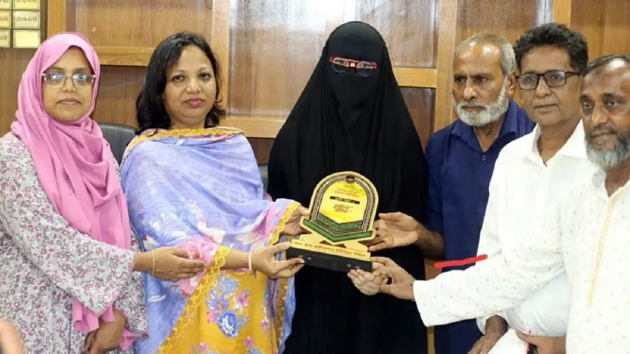 কুমিল্লার সুরাইয়ার হাতে লেখা পবিত্র কোরআন দেখে মুগ্ধ সবাই