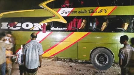 রামুতে চলন্ত বাসে আগুন, কাচ ভেঙে বাঁচলেন ৩০ যাত্রী