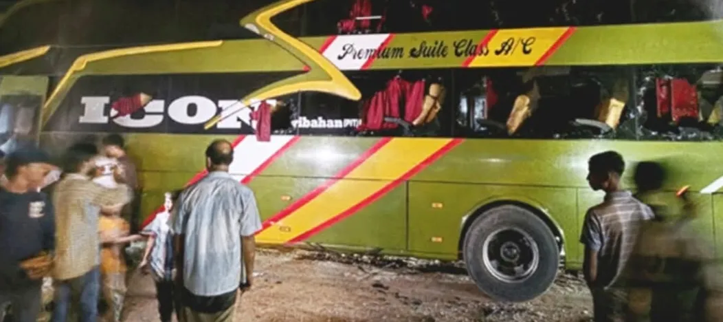 রামুতে চলন্ত বাসে আগুন, কাচ ভেঙে বাঁচলেন ৩০ যাত্রী