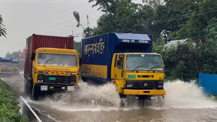 টানা বৃষ্টি ও পাহাড়ি ঢলে ঢাকা-চট্টগ্রাম মহাসড়কে হাঁটু পানি