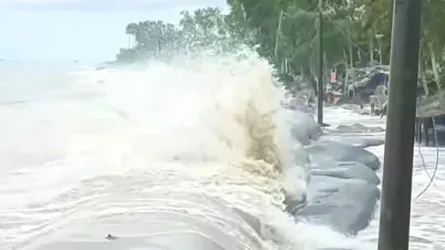 কক্সবাজারে নিম্নাঞ্চল প্লাবিত, সমুদ্রবন্দরে সঙ্কেত বহাল