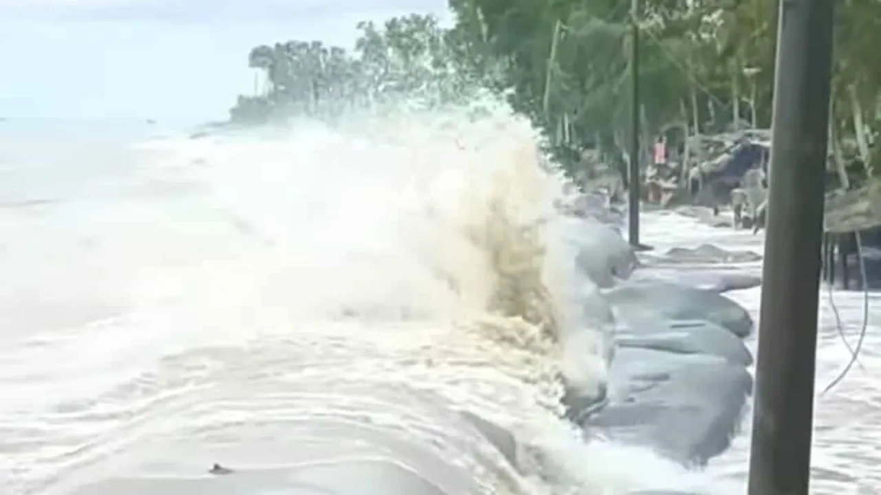 কক্সবাজারে নিম্নাঞ্চল প্লাবিত, সমুদ্রবন্দরে সঙ্কেত বহাল