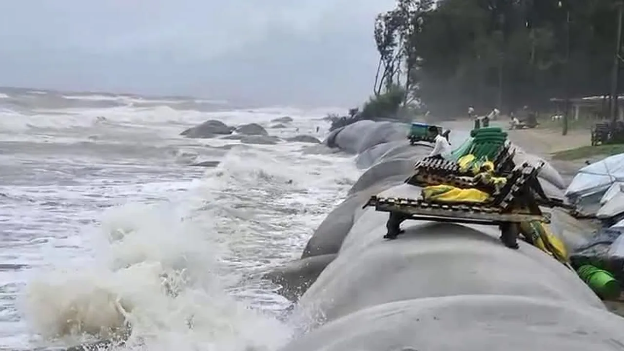 কক্সবাজারে নিম্নচাপের প্রভাবে সৈকত ও ঝাউবনে ভাঙন