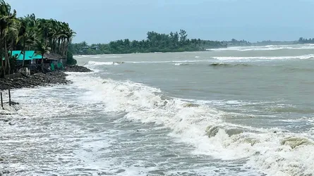 কুতুবদিয়া-মহেশখালীতে লোকালয়ে জোয়ারের পানি