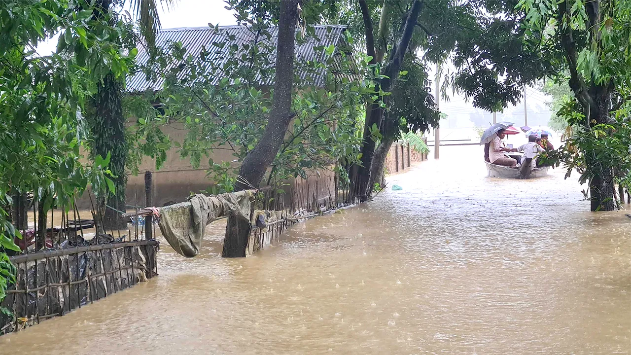 কক্সবাজারে পাহাড়ি ঢলে বন্যা, দুর্ভোগে লক্ষাধিক মানুষ