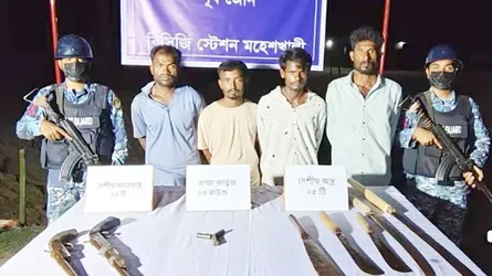 মহেশখালীতে কোস্ট গার্ডের অভিযানে অস্ত্রসহ ৪ ডাকাত আটক