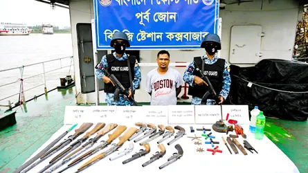 মহেশখালীতে কোস্ট গার্ডের অভিযানে অস্ত্র, গোলাবারুদসহ সন্ত্রাসী মিন্টু আটক
