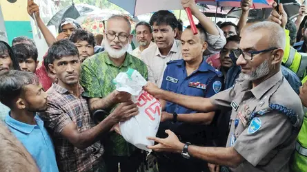 চকরিয়া ও পেকুয়ার বন্যাদুর্গত মানুষের পাশে জেলা পুলিশ সুপার