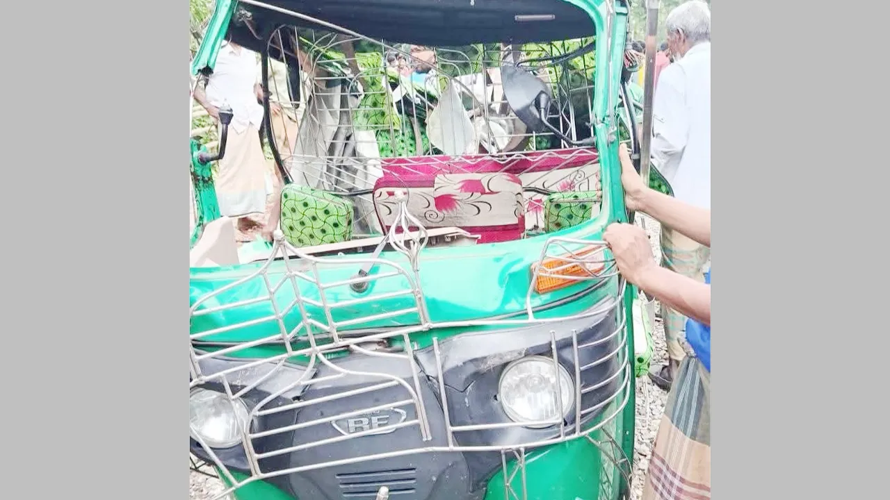 চকরিয়ায় কাভার্ড ভ্যান-সিএনজির মুখোমুখি সংঘর্ষে নিহত ১, আহত ২