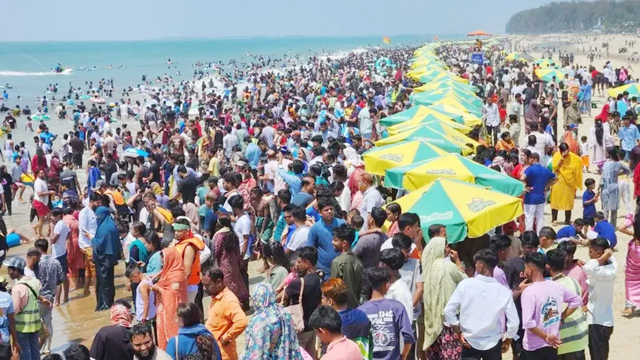 ঈদের ছুটিতে পর্যটকে মুখর সৈকত নগরী কক্সবাজার