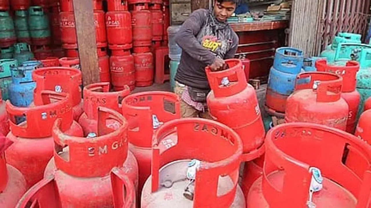 কক্সবাজারে অতিরিক্ত মূল্যেও পাওয়া যাচ্ছে না গ্যাসের সিলিন্ডার