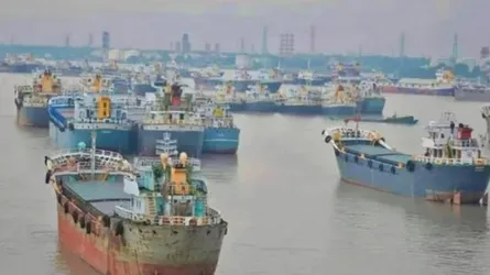 চট্টগ্রাম বন্দরের চ্যানেলে দুই লাইটার জাহাজের সংঘর্ষ, ডুবল একটি