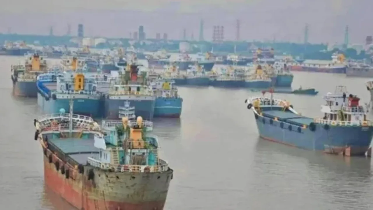 চট্টগ্রাম বন্দরের চ্যানেলে দুই লাইটার জাহাজের সংঘর্ষ, ডুবল একটি