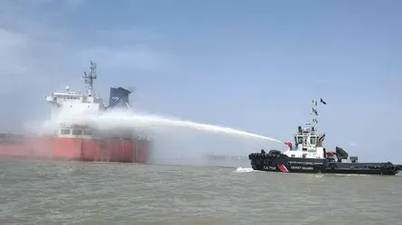 চট্টগ্রামে জ্বালানি তেলবাহী জাহাজে আগুন