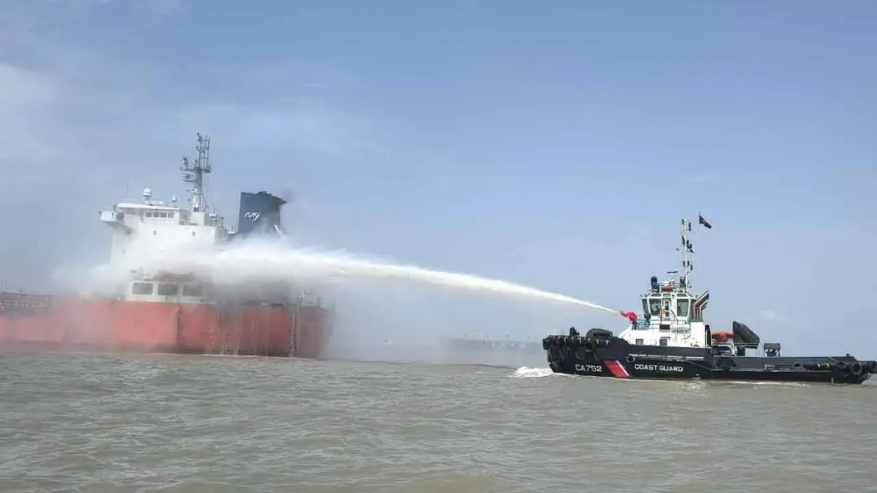 চট্টগ্রামে জ্বালানি তেলবাহী জাহাজে আগুন