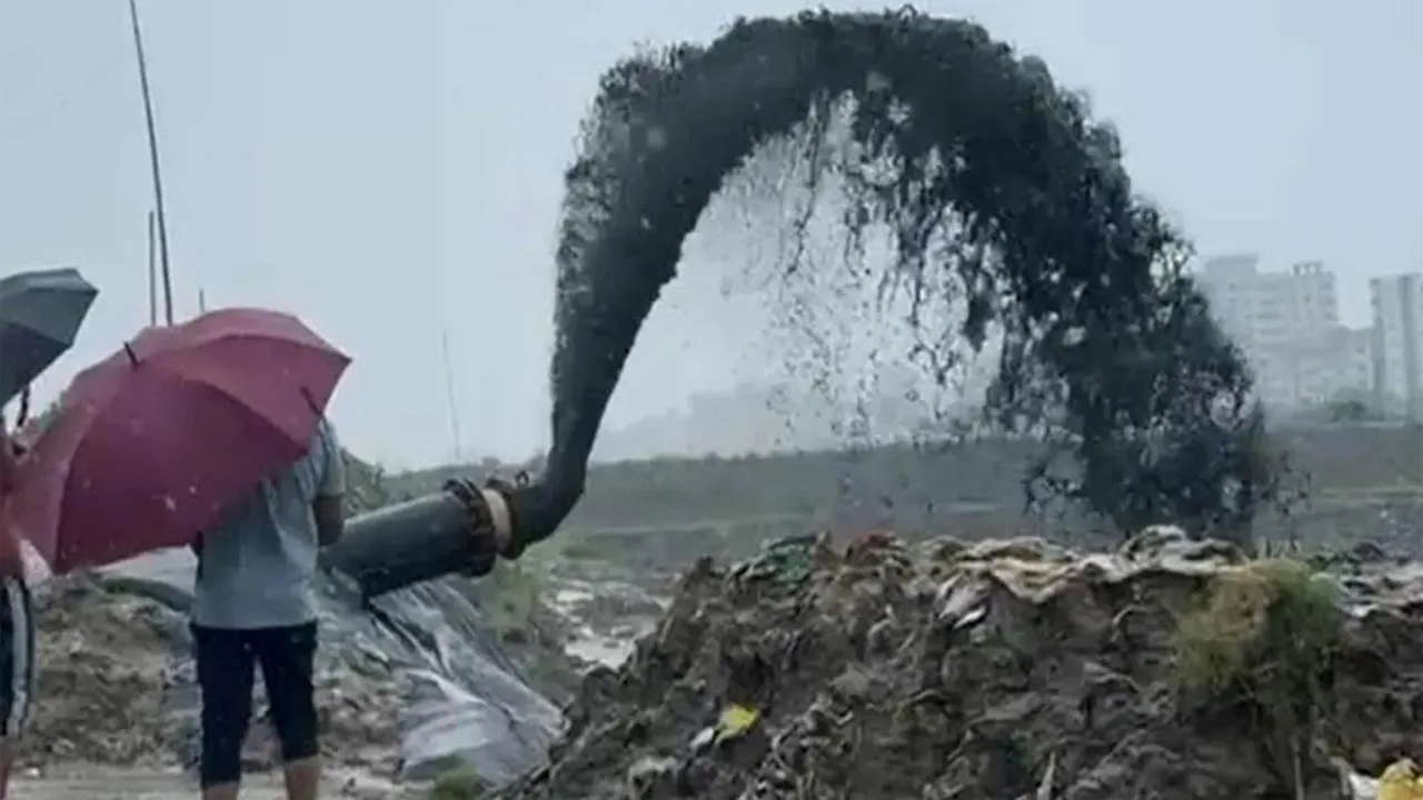 শাহ আমানতের রানওয়ের জলাবদ্ধতা নিরসনে খাল খনন করছে চট্টগ্রাম বন্দর কর্তৃপক্ষ
