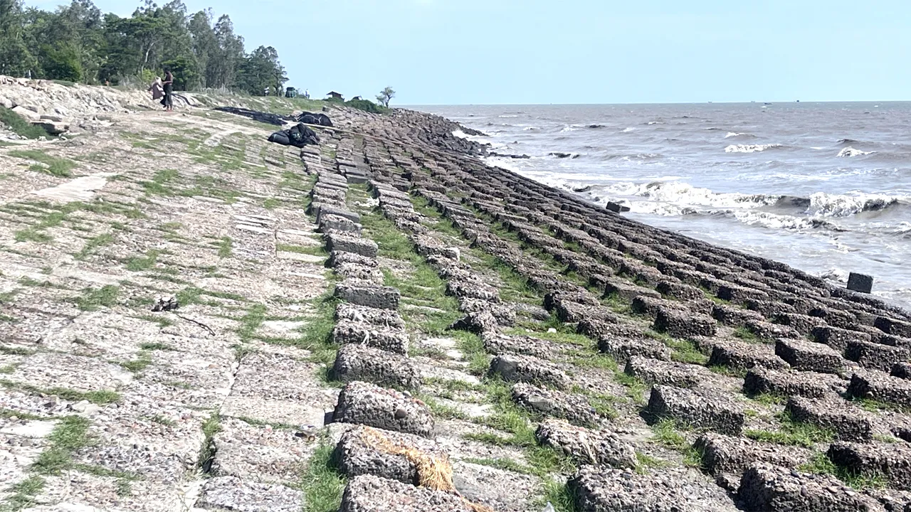 টেকসই হচ্ছে না নদী ও সাগরের প্রতিরক্ষা বাঁধ, হাজার কোটি টাকার ক্ষতি