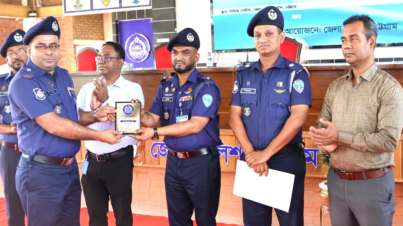 চট্টগ্রাম জেলার শ্রেষ্ঠ ওসি হলেন মনির হোসেন