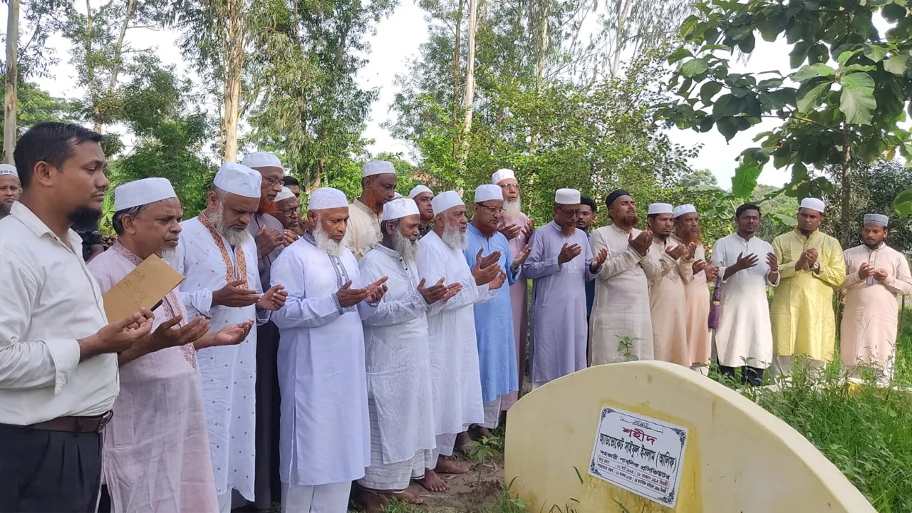 চট্টগ্রামে শহীদ অ্যাডভোকেট সাইফুল ইসলাম আলিফের কবরে জামায়াত নেতারা
