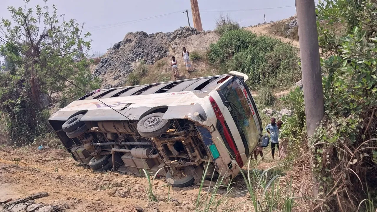 কক্সবাজার মহাসড়কে নিয়ন্ত্রণ হারিয়ে বাস খাদে, বাসের সহকারী নিহত