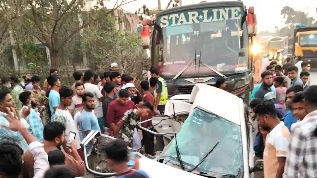 কুমিল্লায় স্টার লাইনের বাসচাপায় একই পরিবারের চারজনসহ নিহত ৫