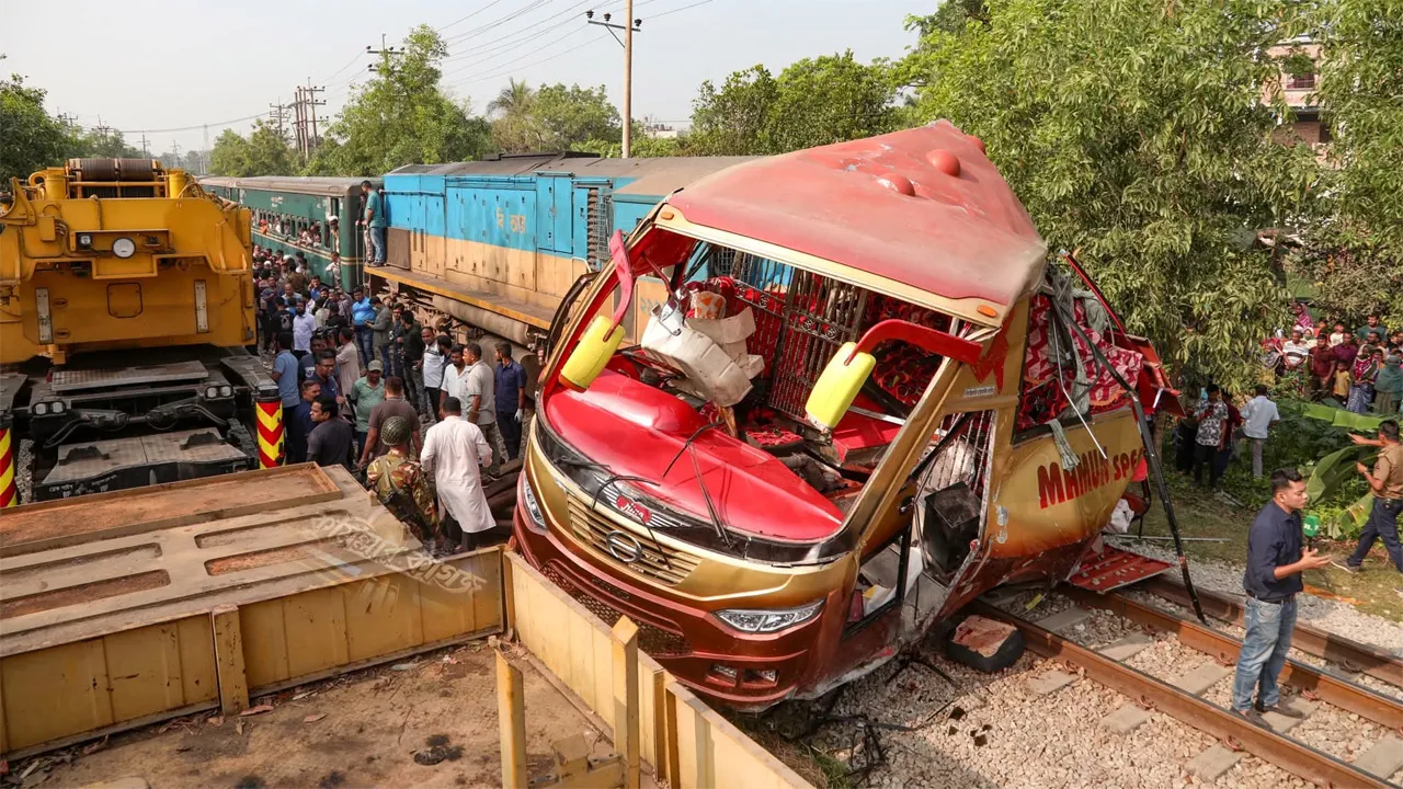বাস-ট্রেন সংঘর্ষে ১২ জন নিহতের ঘটনায় ২ গেটম্যানকে আসামি করে মামলা