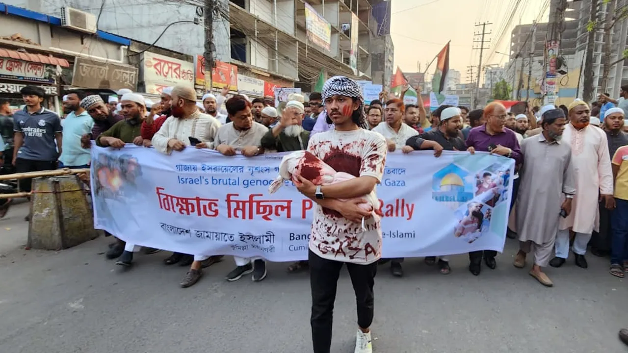 শিশুর প্রতিকী লাশ নিয়ে কুমিল্লায় গাজায় গণহত্যার প্রতিবাদ