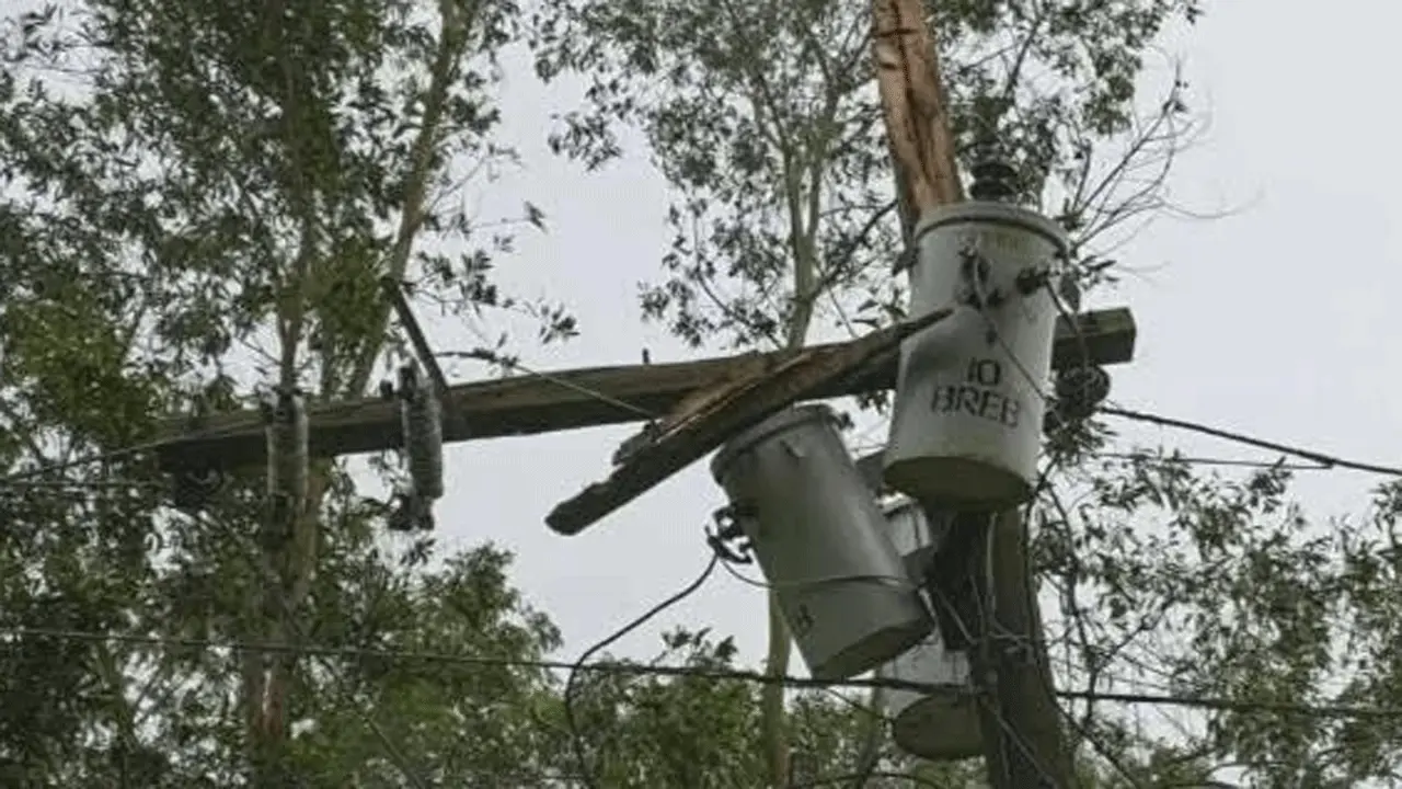 কুমিল্লায় কালবৈশাখী ঝড়, বিদ্যুৎ বিচ্ছিন্ন গ্রাহকরা