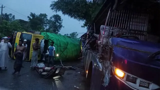 কুমিল্লায় বিকল ট্রাকের পেছনে বাসের ধাক্কা, নিহত ১