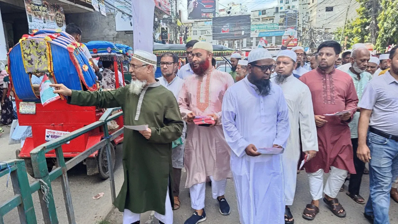 লংমার্চ সফল করতে কুমিল্লায় ১১ দলের লিফলেট বিতরণ