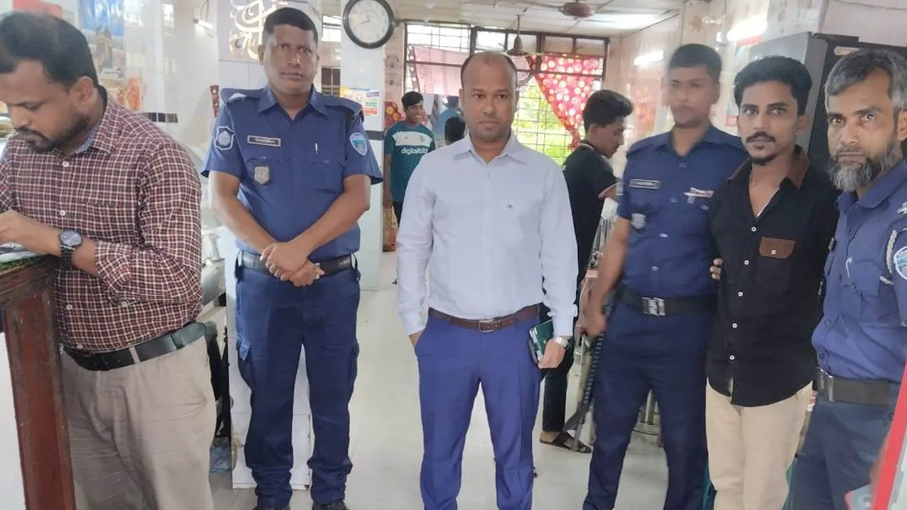 দেবিদ্বারে নিরাপদ খাদ্য নিশ্চিতকরণে মোবাইল কোর্ট, ৩ হোটেল-রেস্টুরেন্টকে জরিমানা