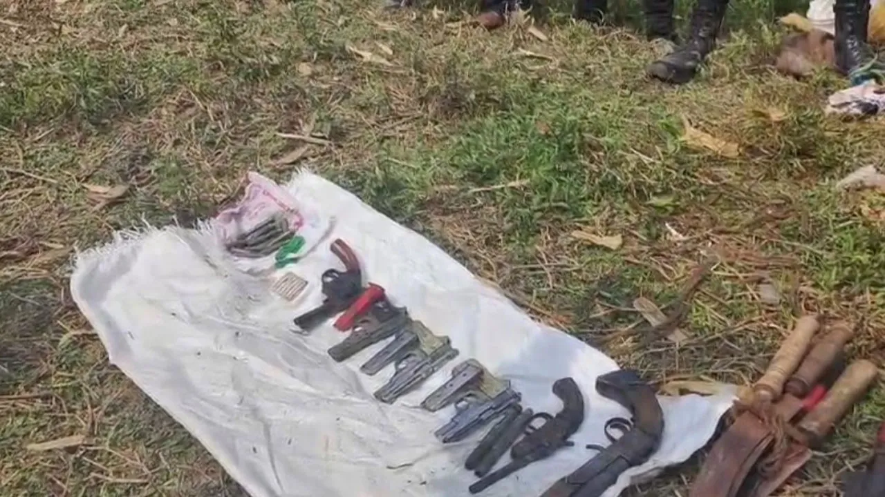 কুমিল্লা সীমান্তে ডোবা সেঁচে অবৈধ অস্ত্র উদ্ধার