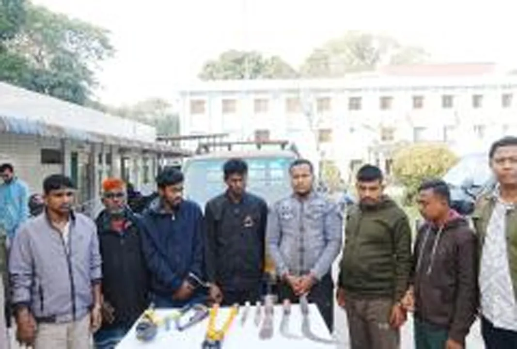 দাউদকান্দিতে আন্তঃজেলা ডাকাত চক্রের সর্দারসহ আটক ৭