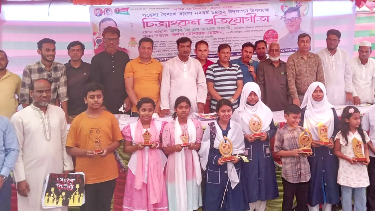 কুমিল্লায় শিক্ষার্থীদের চিত্রাঙ্কনে ফুটে উঠেছে জুলাইয়ের গণ-অভ্যুত্থান