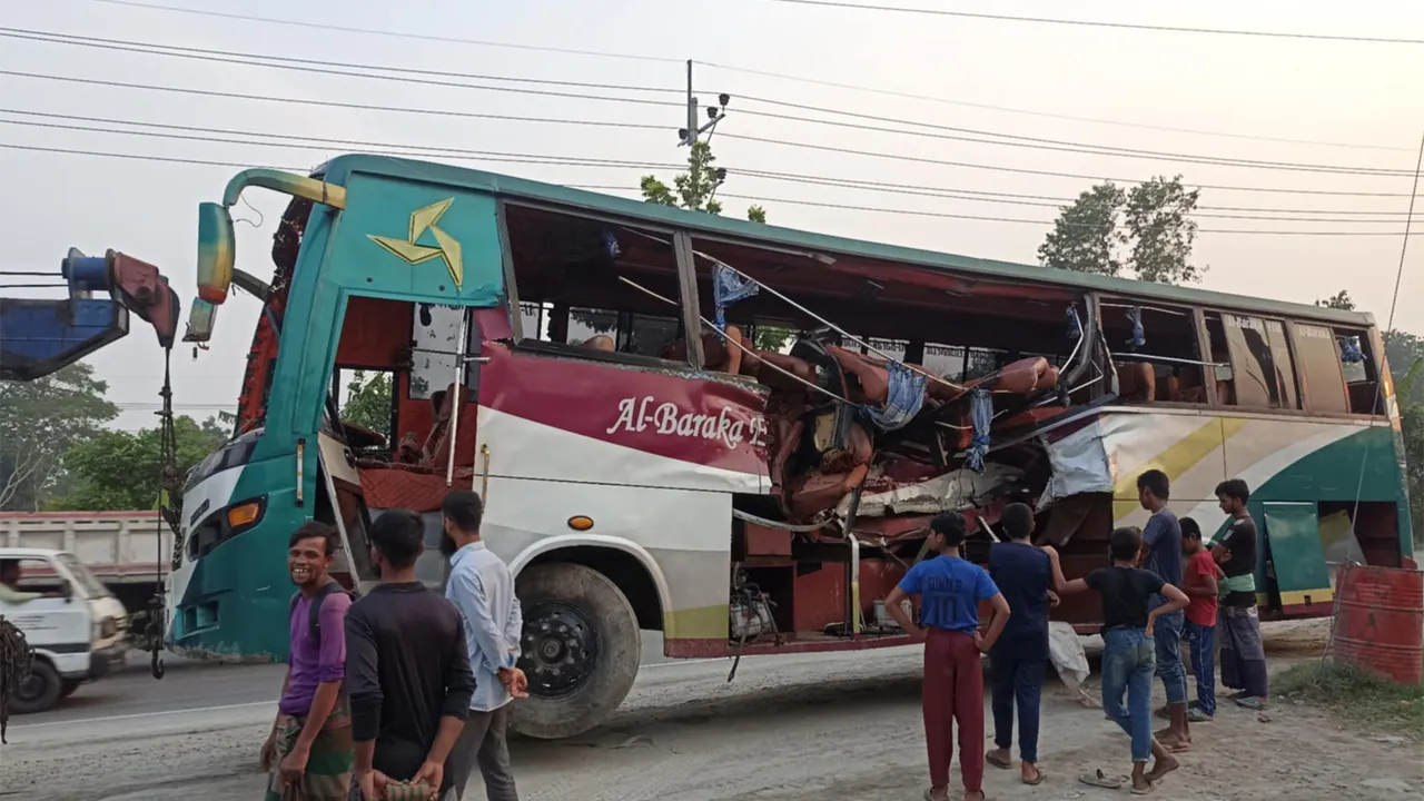 ঢাকা-চট্টগ্রাম মহাসড়কে বাসের ধাক্কায় নিহত ১