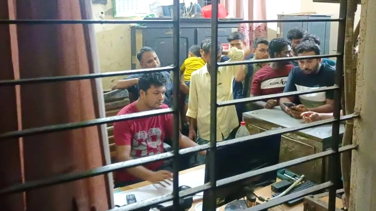 ট্রেন না থামিয়ে যাত্রী রেখে যাওয়ার ঘটনায় স্টেশন মাস্টার বরখাস্ত