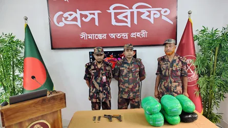 কুমিল্লায় গাঁজার প্যাকেট থেকে বিদেশী পিস্তল উদ্ধার