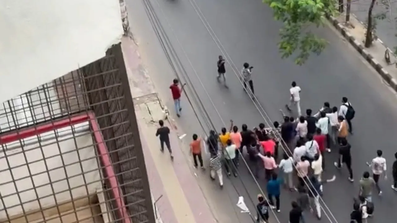 রাজধানীতে ছাত্রলীগের ঝটিকা মিছিল, ককটেল বিস্ফোরণ