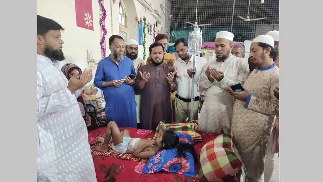 লক্ষ্মীপুরে গুলিবিদ্ধ শিশু আমিনার পাশে দাঁড়ালেন জামায়াত নেতা ড. রেজাউল করিম