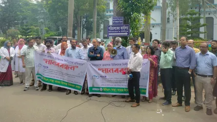 চিকিৎসকদের ওপর হামলার প্রতিবাদে ঢামেকে মানববন্ধন, ৩ দফা দাবি