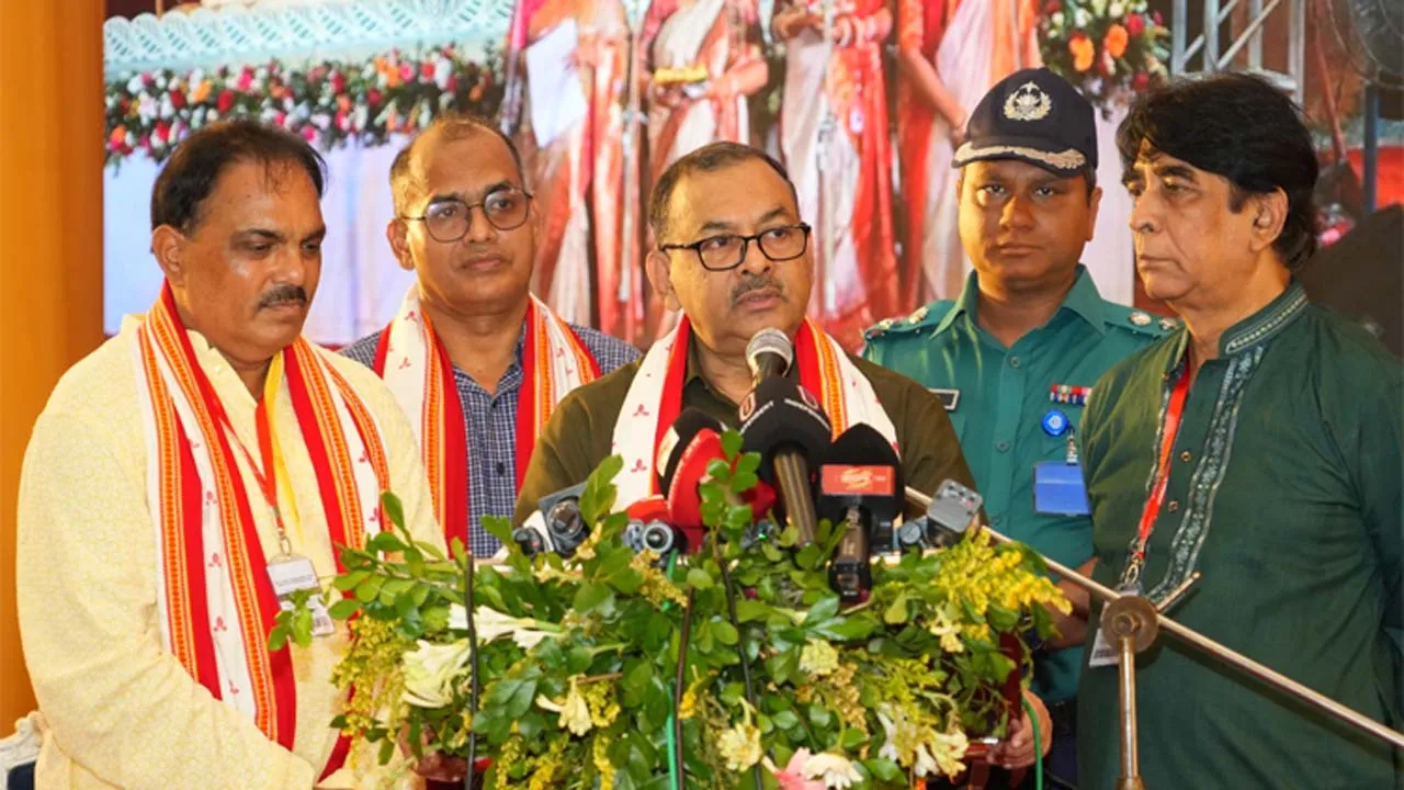 বনানী ও বসুন্ধরা আবাসিক পূজামন্ডপ পরিদর্শনে ডিএমপি কমিশনার