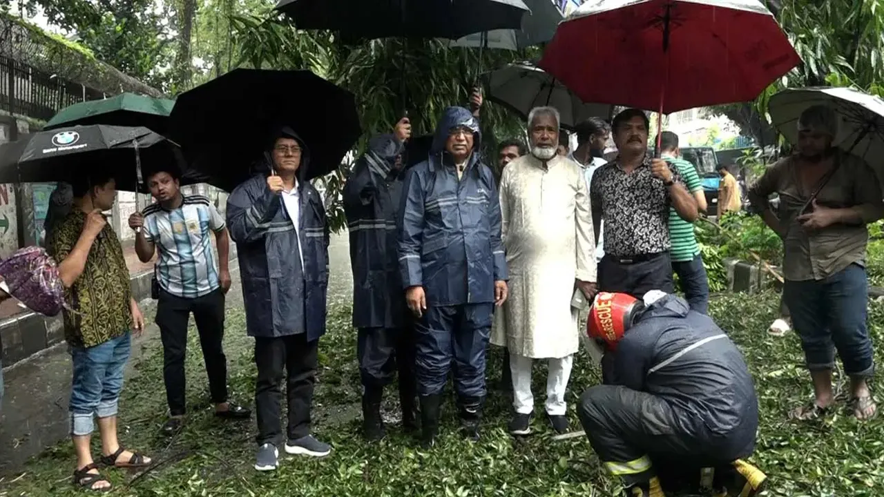 বৃষ্টির পানি সরাতে পাম্প চালু, মাঠে ডিএসসিসির কর্মীরা