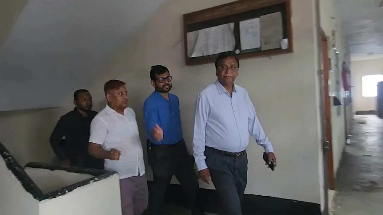 ডিএসসিসি প্রশাসকের ঝটিকা পরিদর্শন : অনুপস্থিত ২৫ শতাংশ কর্মকর্তা-কর্মচারী