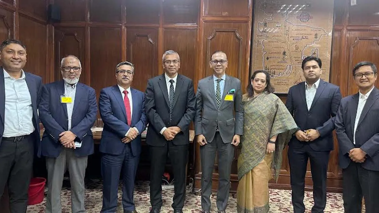পুঁজিবাজারের উন্নয়ন ও আর্থিক স্থিতিশীলতা নিয়ে গভর্নরের সাথে ডিএসই প্রতিনিধিদলের বৈঠক